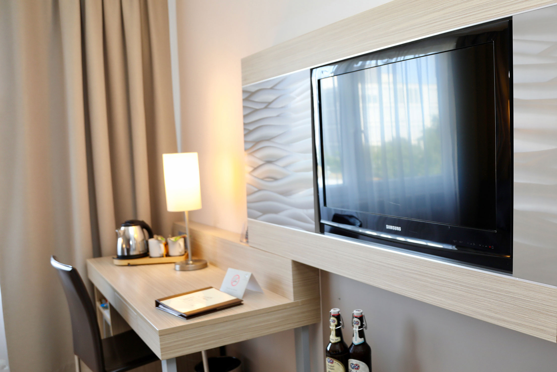 Hotel New Orly, TV and writing desk